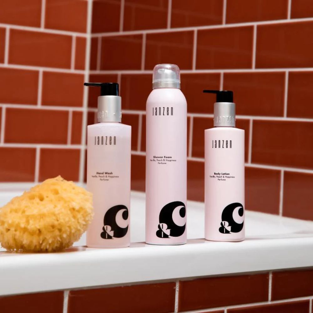 Janzen Gift Set &C Vanilla Peach & Happiness voordelig bij ! ✨ €26,95 Janzen Gift Set &C Vanilla Peach & Happiness voordelig bij ! ✨ €26,95